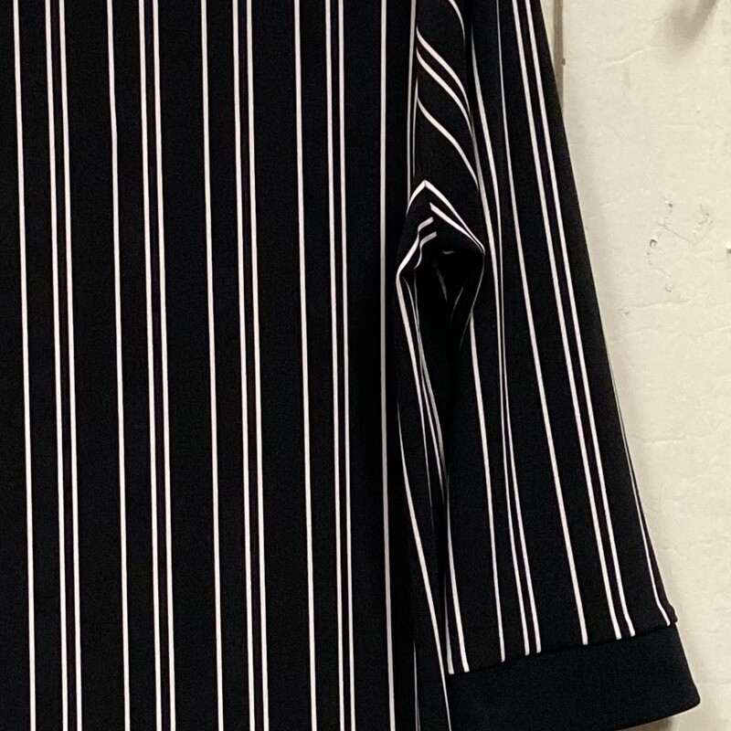 Blk/wht Stripe Top
Blk/wht
Size: Large