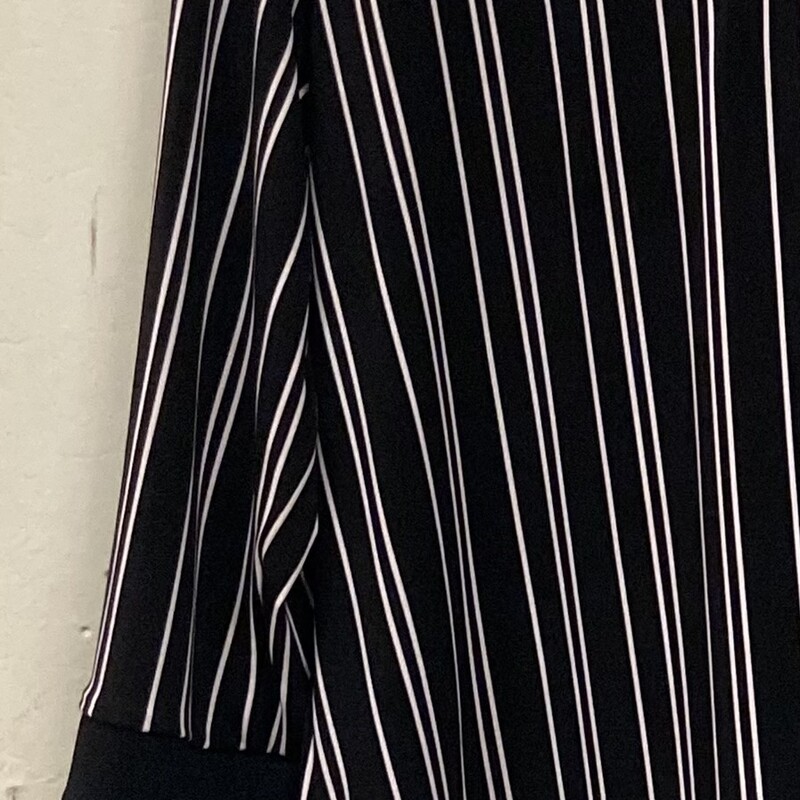 Blk/wht Stripe Top
Blk/wht
Size: Large