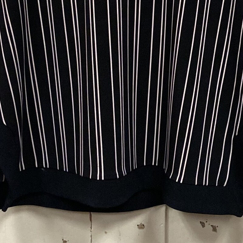 Blk/wht Stripe Top<br />
Blk/wht<br />
Size: Large