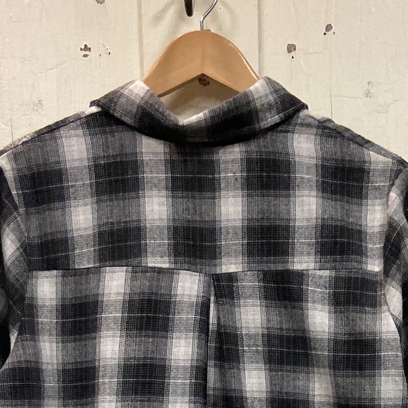 Blk/Gr/W Flannel Shrit<br />
Blk/gr/W<br />
Size: Small