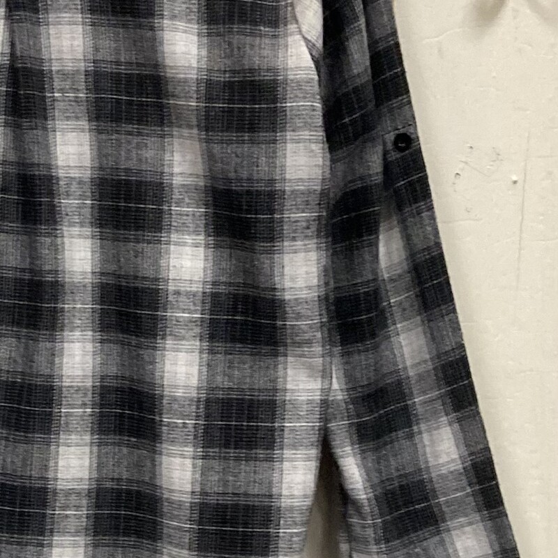 Blk/Gr/W Flannel Shrit<br />
Blk/gr/W<br />
Size: Small