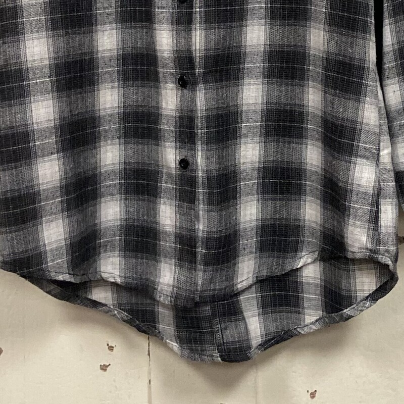 Blk/Gr/W Flannel Shrit<br />
Blk/gr/W<br />
Size: Small