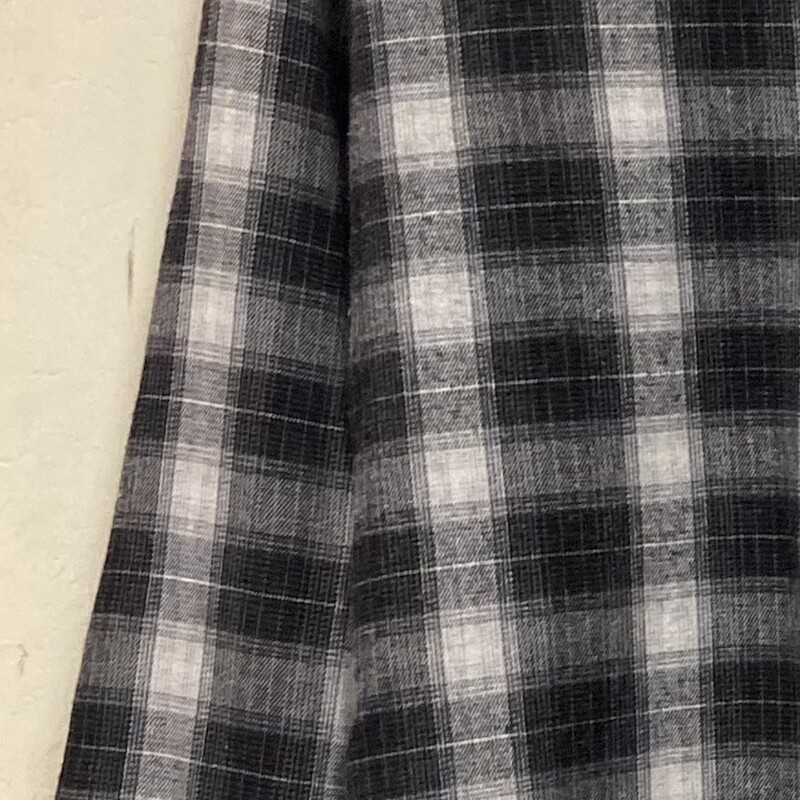 Blk/Gr/W Flannel Shrit<br />
Blk/gr/W<br />
Size: Small