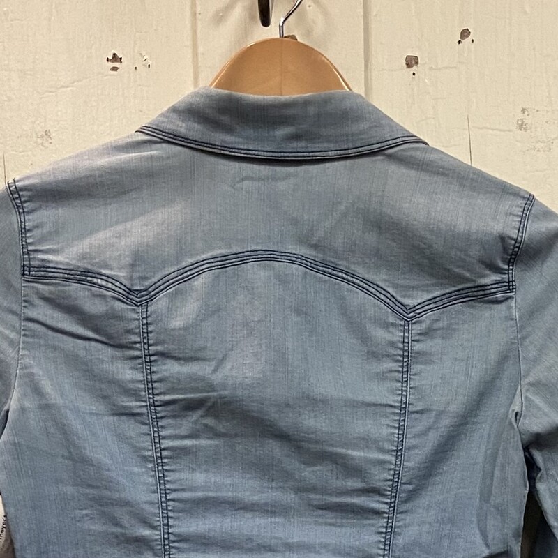 Denim Snap Shirt<br />
Blue<br />
Size: M R $79