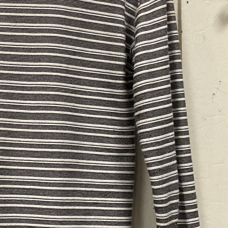 Wht/blk Stripe Cowl Top<br />
Wht/blk<br />
Size: Small