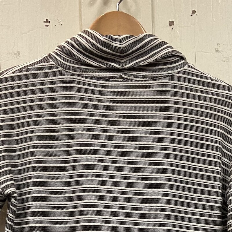 Wht/blk Stripe Cowl Top<br />
Wht/blk<br />
Size: Small