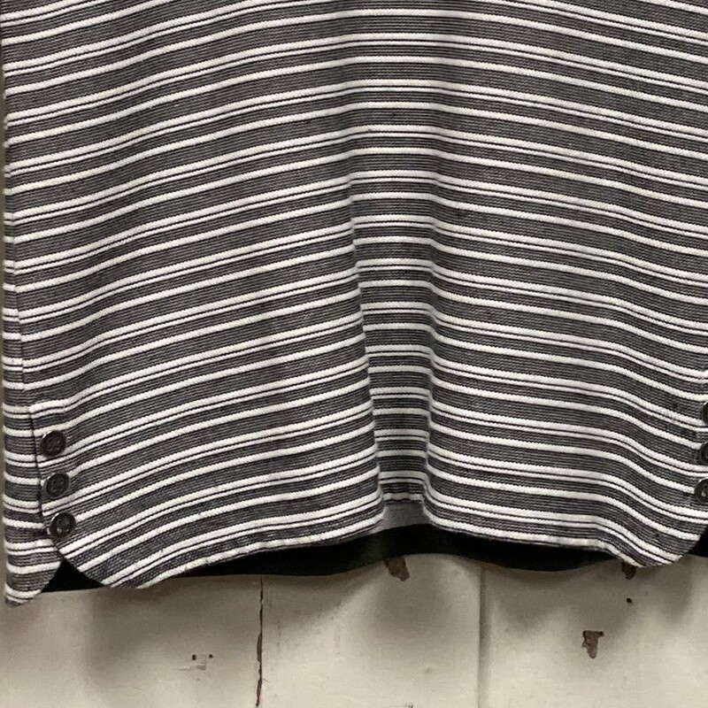 Wht/blk Stripe Cowl Top<br />
Wht/blk<br />
Size: Small