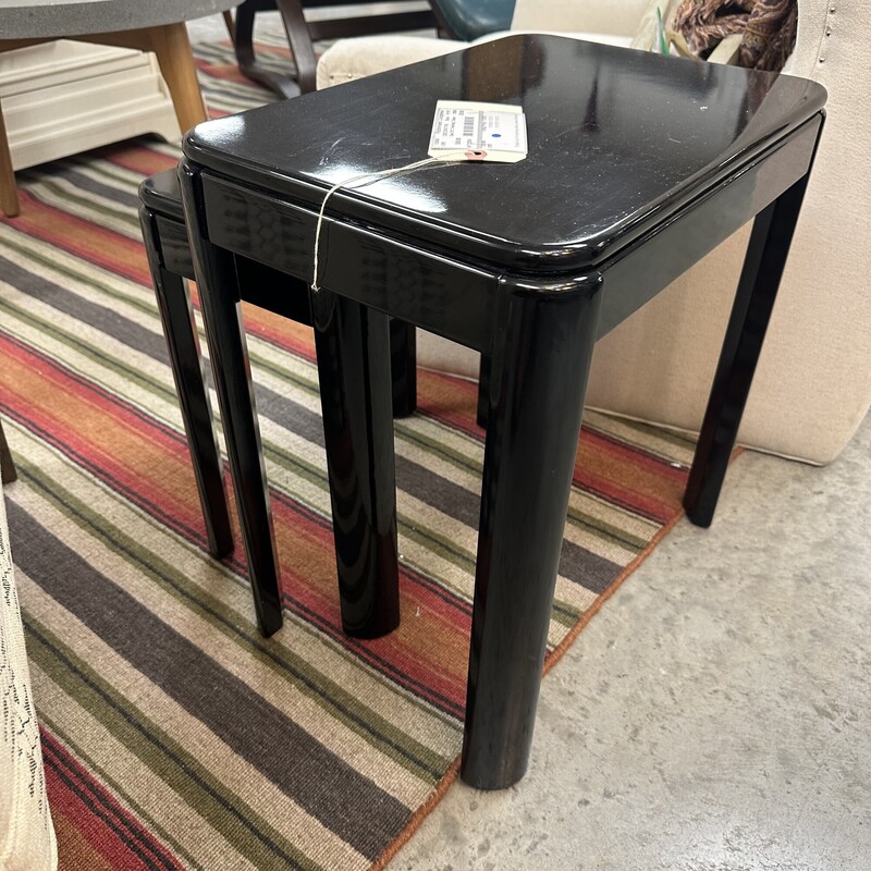 Set Of 2 Nesting Tables, Black Lacquer<br />
Size: 19in and 16in H