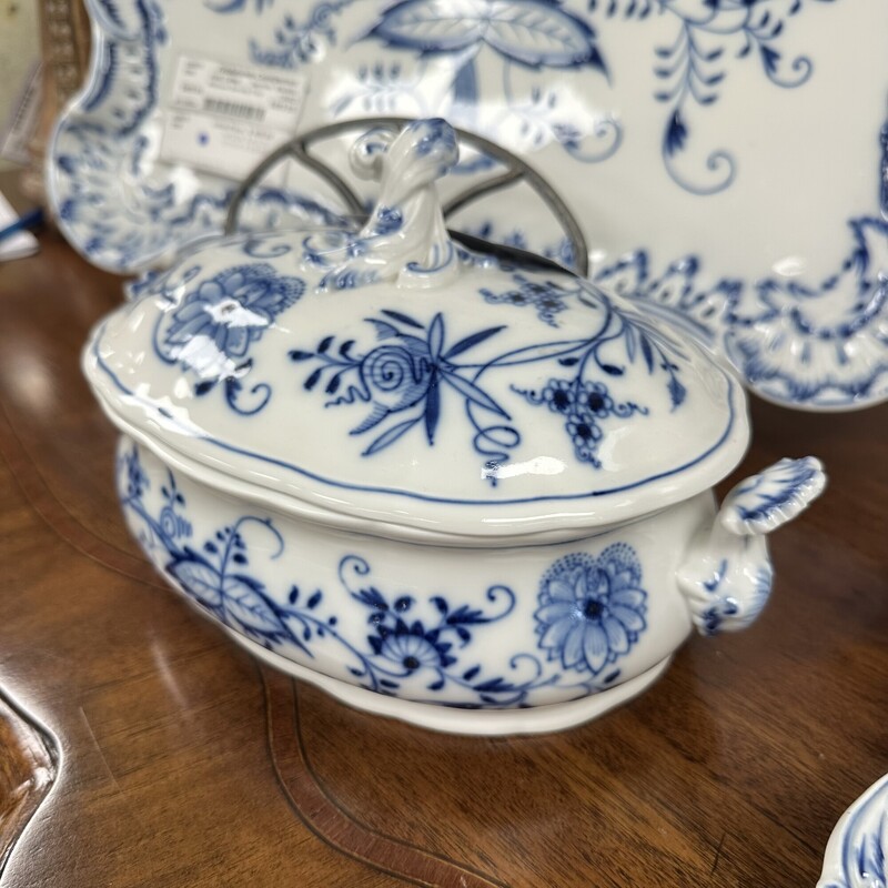 Meissen Covered Casserole, Made in Germany, Blue and White.
Size: 10x6