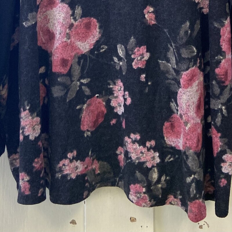 Blk/rose Floral Top<br />
Blk/rose<br />
Size: 4X