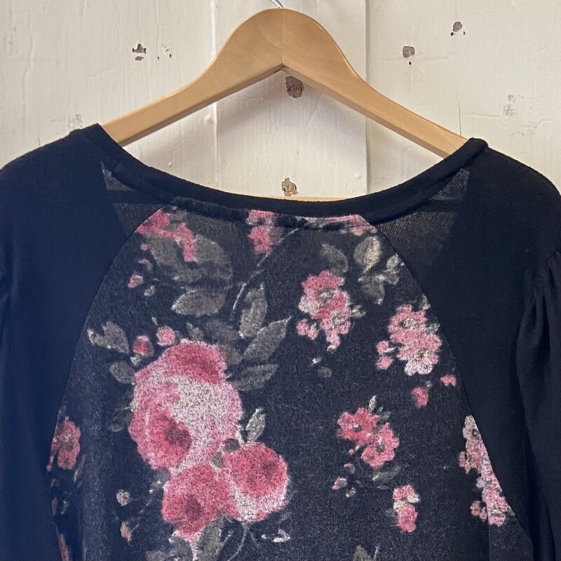 Blk/rose Floral Top<br />
Blk/rose<br />
Size: 4X