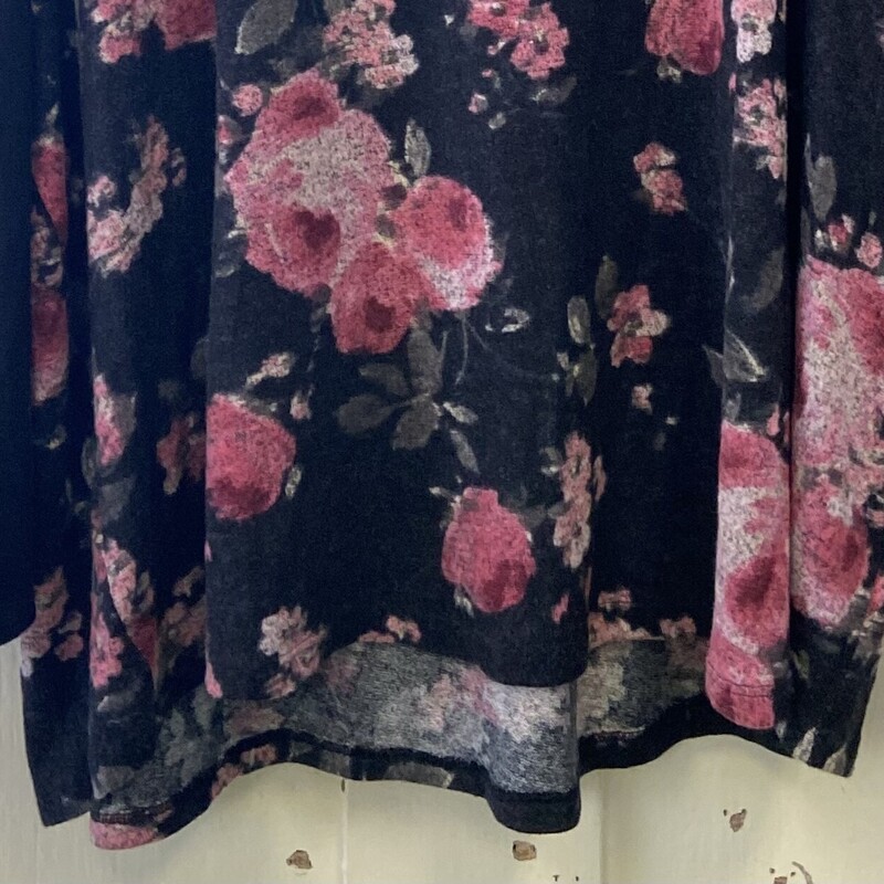 Blk/rose Floral Top<br />
Blk/rose<br />
Size: 4X