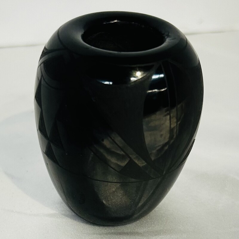 Aztec Mini Vase
Black
Size: 2 x 2.5H