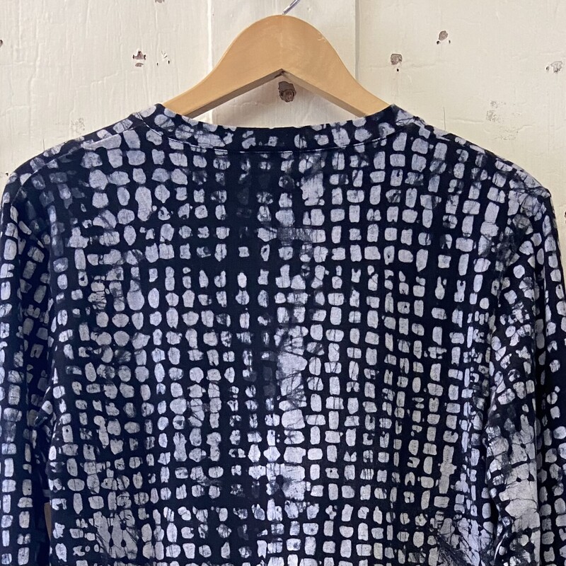 Blu/wht Pattern Top<br />
Blu/wht<br />
Size: S R $87