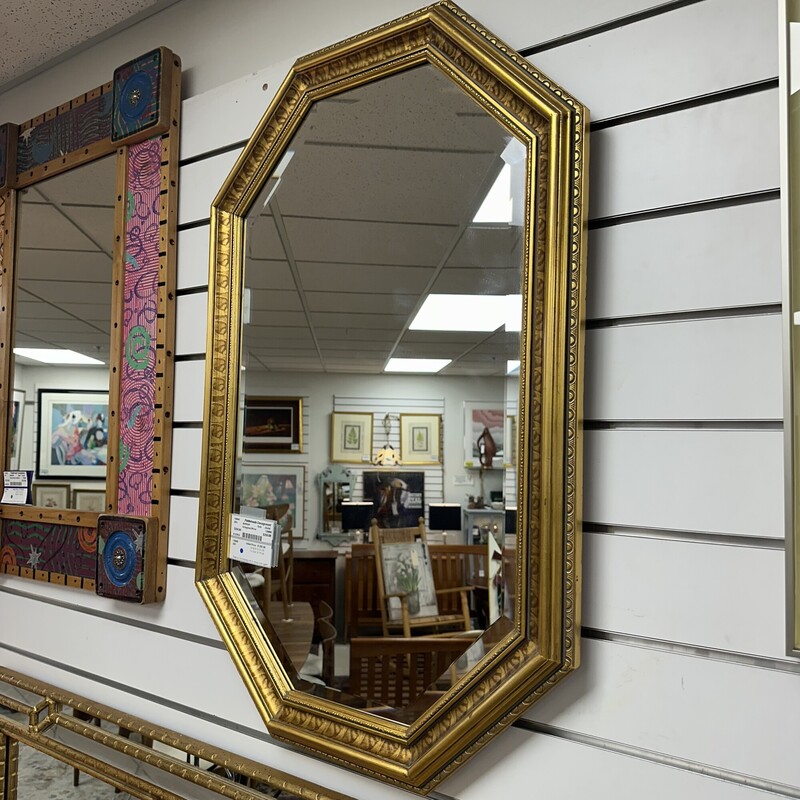 Octagonal Mirror, Gold<br />
Size: 22x34