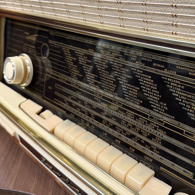 German Vintage Radio, Caramel Brown/Wood. Plugs in and illuminates - but some trouble functioning. Come on by to give it a test for yourself.<br />
Size: 26x15x12