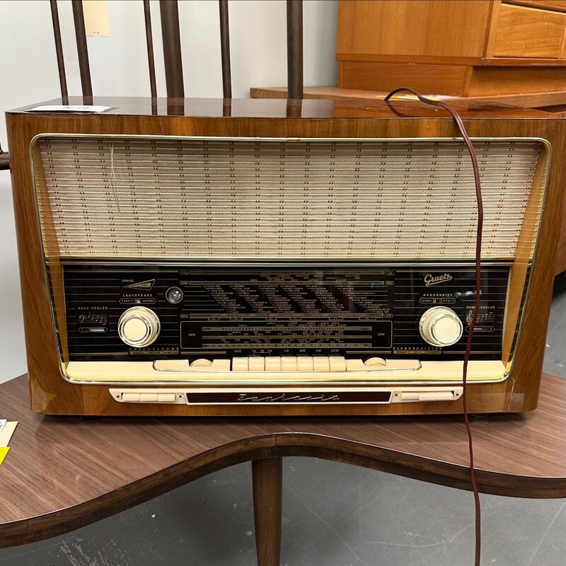 German Vintage Radio, Caramel Brown/Wood. Plugs in and illuminates - but some trouble functioning. Come on by to give it a test for yourself.
Size: 26x15x12