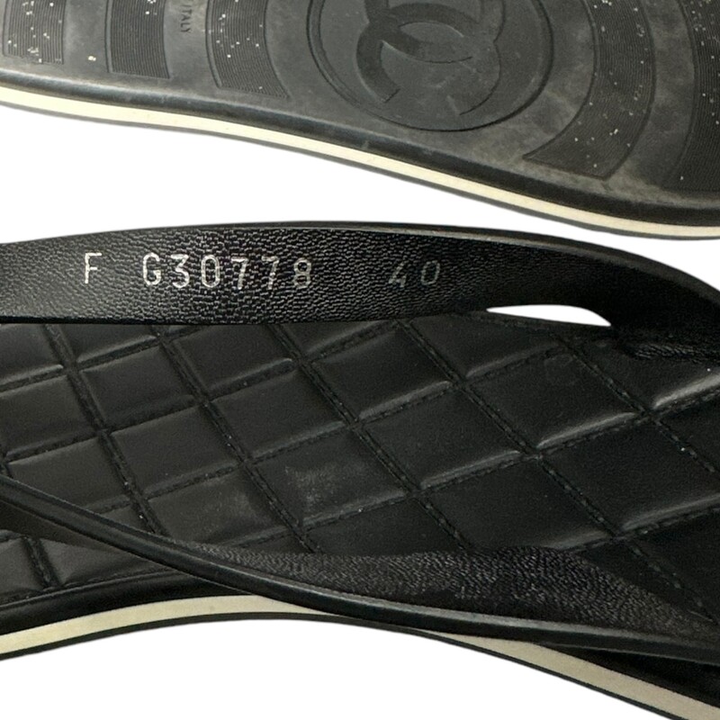 CHANEL Calfskin Rubber Thong Sandals  in Black. These  sandals are crafted of calfskin leather straps with small silver CC logos and soft, quilted lambskin insoles. They feature sturdy rubber soles and a white pinstripe along the circumference of each thong.<br />
Code:FG30778