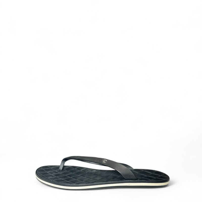 CHANEL Calfskin Rubber Thong Sandals  in Black. These  sandals are crafted of calfskin leather straps with small silver CC logos and soft, quilted lambskin insoles. They feature sturdy rubber soles and a white pinstripe along the circumference of each thong.
Code:FG30778