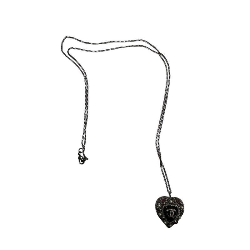 Chanel Pearl Heart CC Gunmetal<br />
CHANEL Gunmetal Heart Pendant<br />
2011 Collection