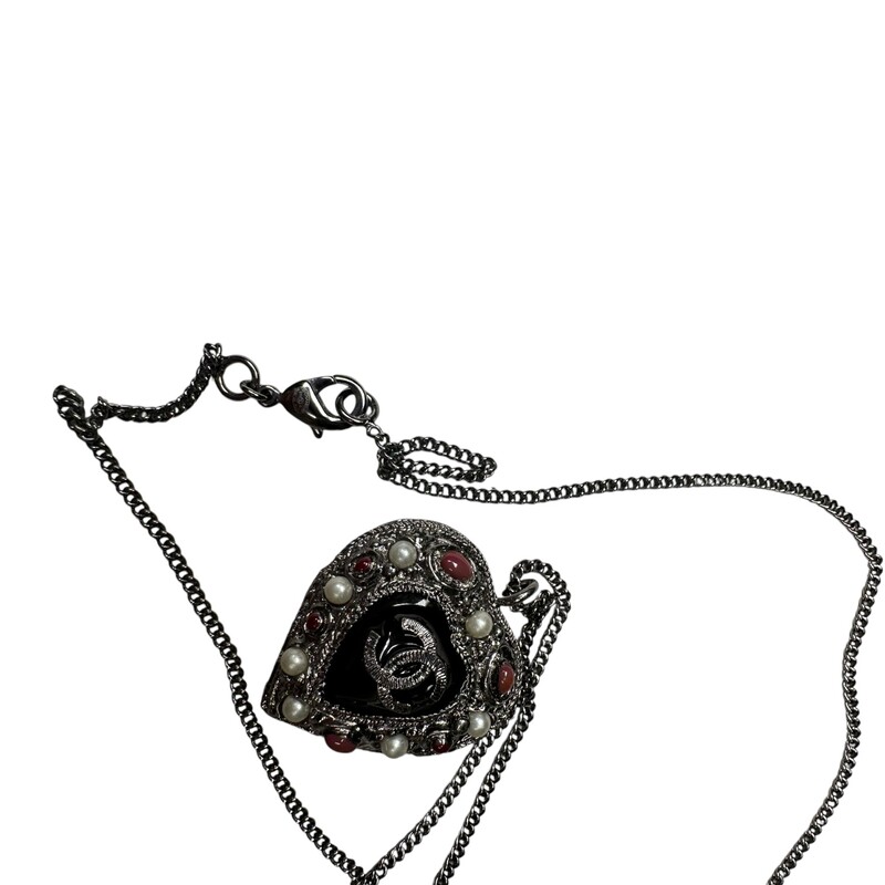 Chanel Pearl Heart CC Gunmetal<br />
CHANEL Gunmetal Heart Pendant<br />
2011 Collection