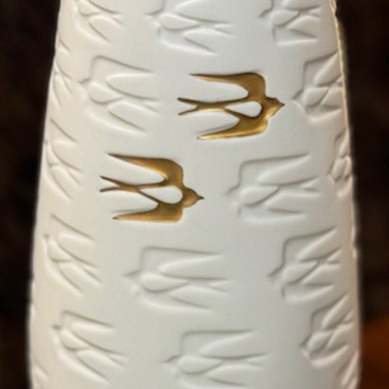 Lenox Gold Rush Vase
White Gold
Size: 4.5x10H