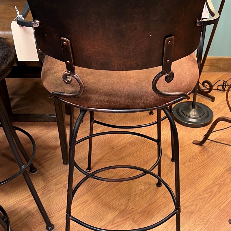 Arhaus Metal & Leather, Brown, Swivel<br />
45in tall, 33in seat