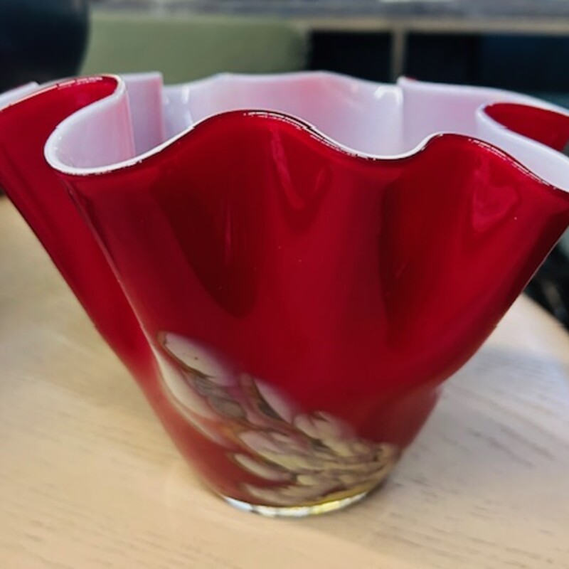 Hankerchief Ruffle Vase with Leaf Pattern
Red White Yellow
Size: 7 x 5.5H