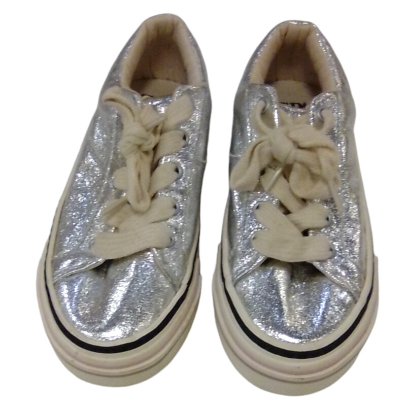 Shoes (Silver/White), Girls, Size: 12/13

Located at Pipsqueak Resale Boutique inside the Vancouver Mall, Suite 230, (upstairs between Round 1 and Golds Gym) or online at:

#resalerocks #pipsqueakresale #vancouverwa #portland #reusereducerecycle #fashiononabudget #chooseused #consignment #savemoney #shoplocal #weship #keepusopen #shoplocalonline #resale #resaleboutique #mommyandme #minime #fashion #reseller

All items are photographed prior to being steamed. Cross posted, items are located at #PipsqueakResaleBoutique, payments accepted: cash, paypal & credit cards. Any flaws will be described in the comments. More pictures available with link above. Local pick up available at the #VancouverMall, tax will be added (not included in price), shipping available (not included in price, *Clothing, shoes, books & DVDs for $6.99; please contact regarding shipment of toys or other larger items), item can be placed on hold with communication, message with any questions. Join Pipsqueak Resale - Online to see all the new items! Follow us on IG @pipsqueakresale & Thanks for looking! Due to the nature of consignment, any known flaws will be described; ALL SHIPPED SALES ARE FINAL. All items are currently located inside Pipsqueak Resale Boutique as a store front items purchased on location before items are prepared for shipment will be refunded.