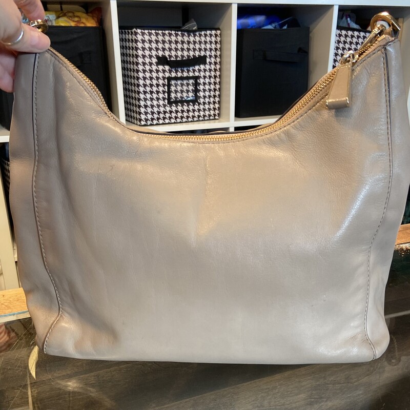 Taupe Leather Purse<br />
Taupe<br />
Size: Purse