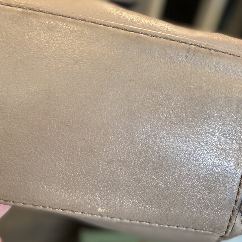 Taupe Leather Purse<br />
Taupe<br />
Size: Purse