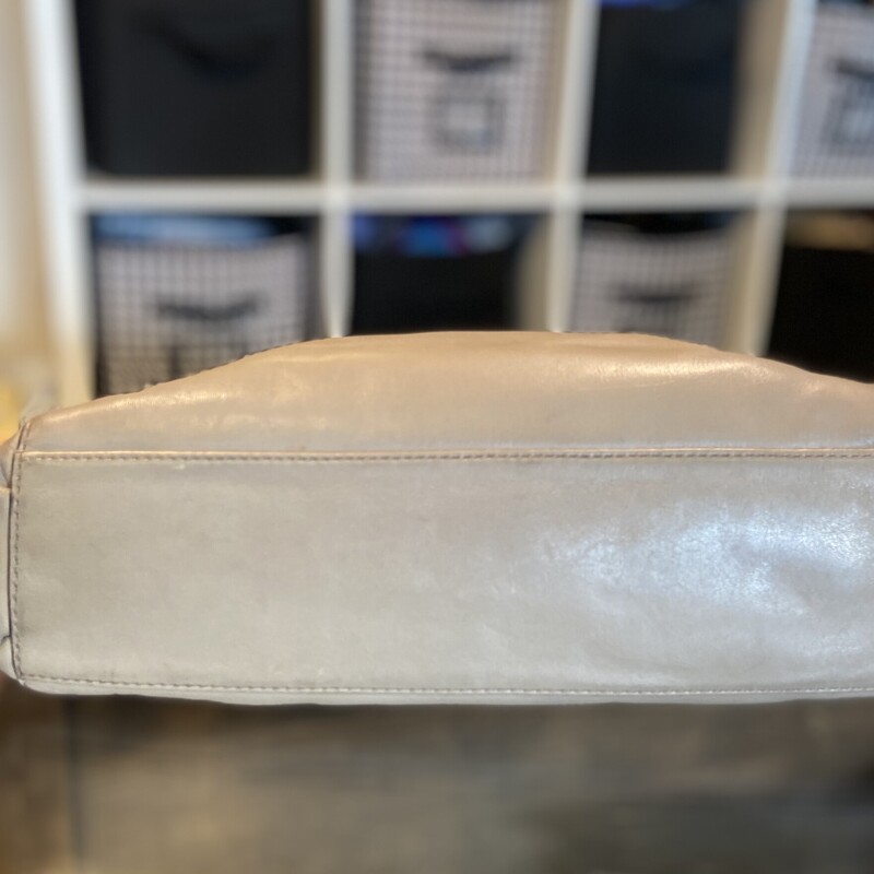 Taupe Leather Purse<br />
Taupe<br />
Size: Purse