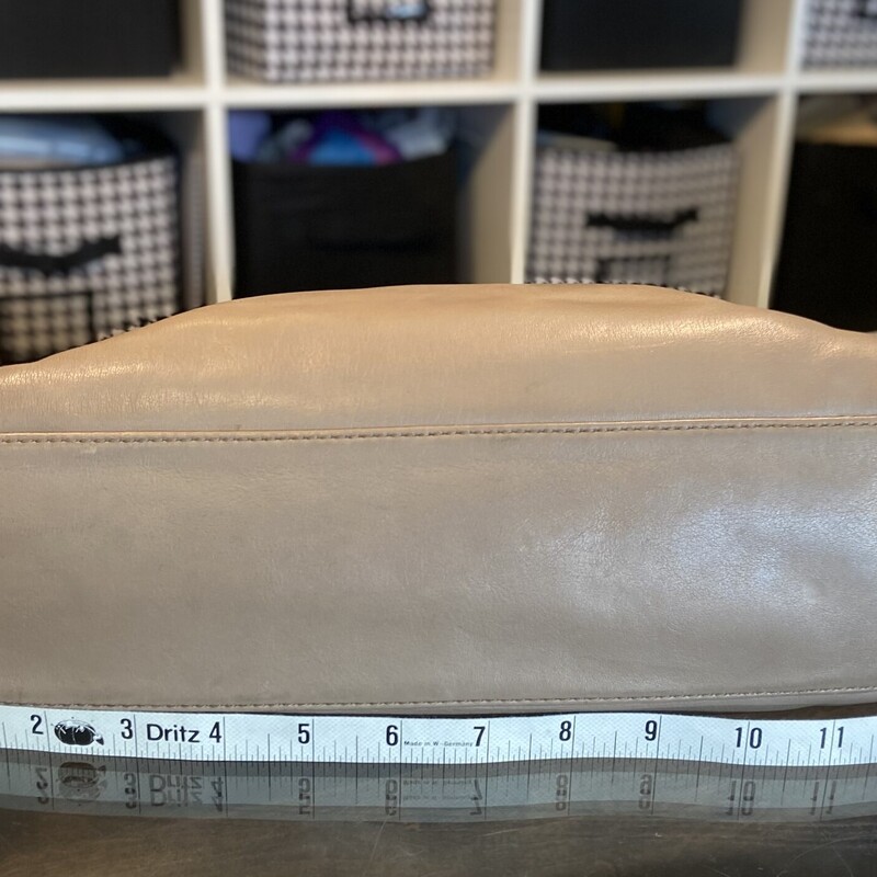 Taupe Leather Purse<br />
Taupe<br />
Size: Purse