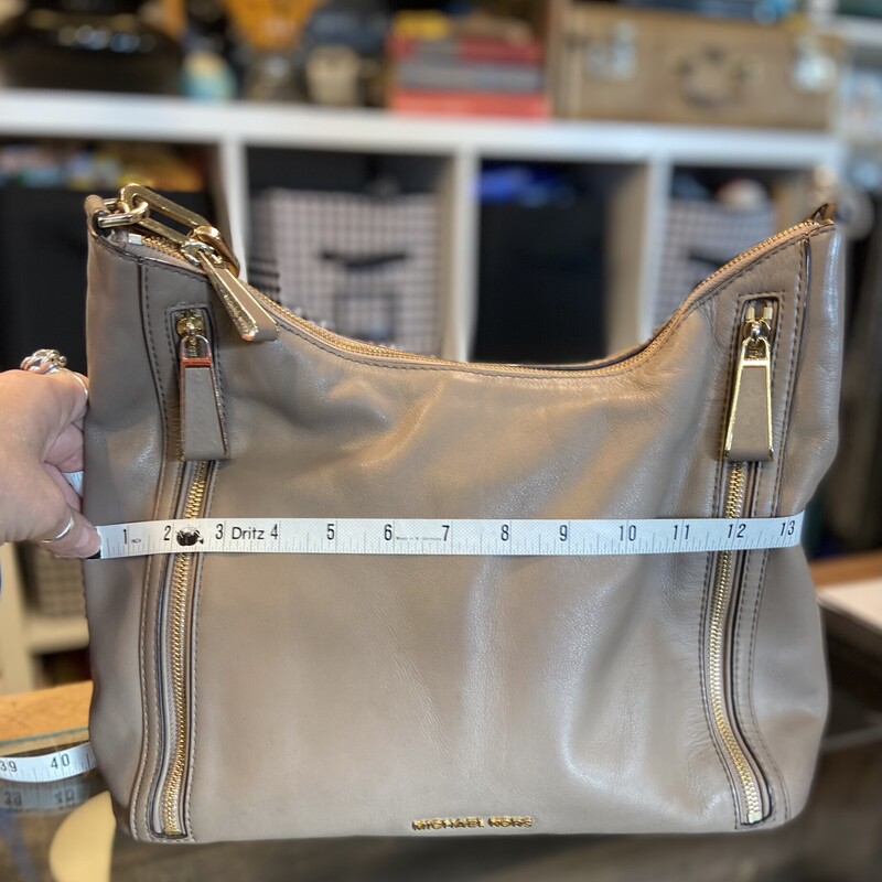 Taupe Leather Purse<br />
Taupe<br />
Size: Purse