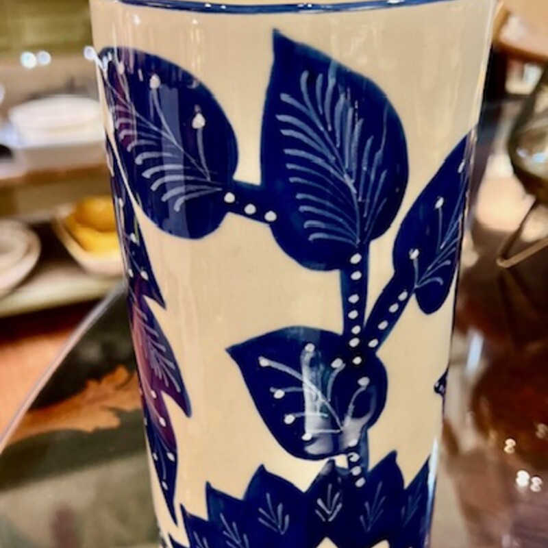 Le Souk Leaf Utensil Holder
Blue and White
Size: 4x8H