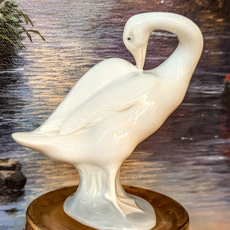 Lladro Goose
White and Blue
Size: 4x4H