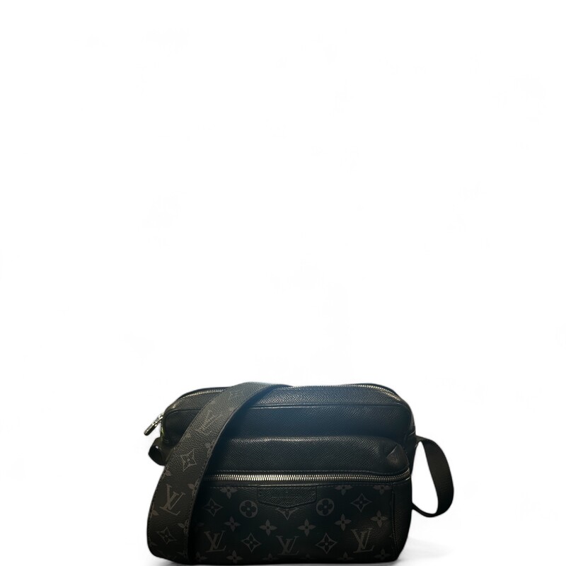 Louis Vuitton Taiga
Model: Outdoor Messenger
Handbag Silhouette: Crossbody Bag;Messenger
Code: FO5220