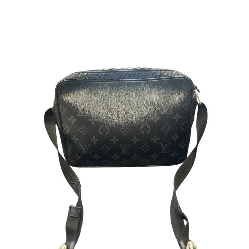 Louis Vuitton Taiga<br />
Model: Outdoor Messenger<br />
Handbag Silhouette: Crossbody Bag;Messenger<br />
Code: FO5220