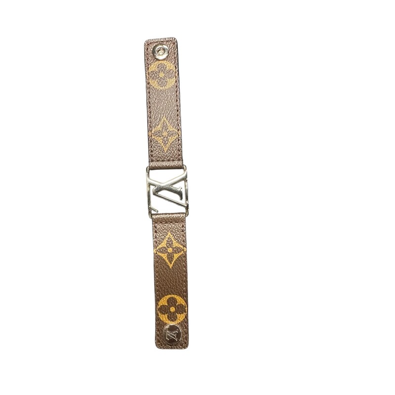 Inspired by the Hockenheim signature from our shoes collection, this wide, masculine bracelet's LV initials have been reworked inside a frame for a modern look. It is available in timeless colors that can be worn with any tone or outfit.<br />
<br />
7.5 inches<br />
Length