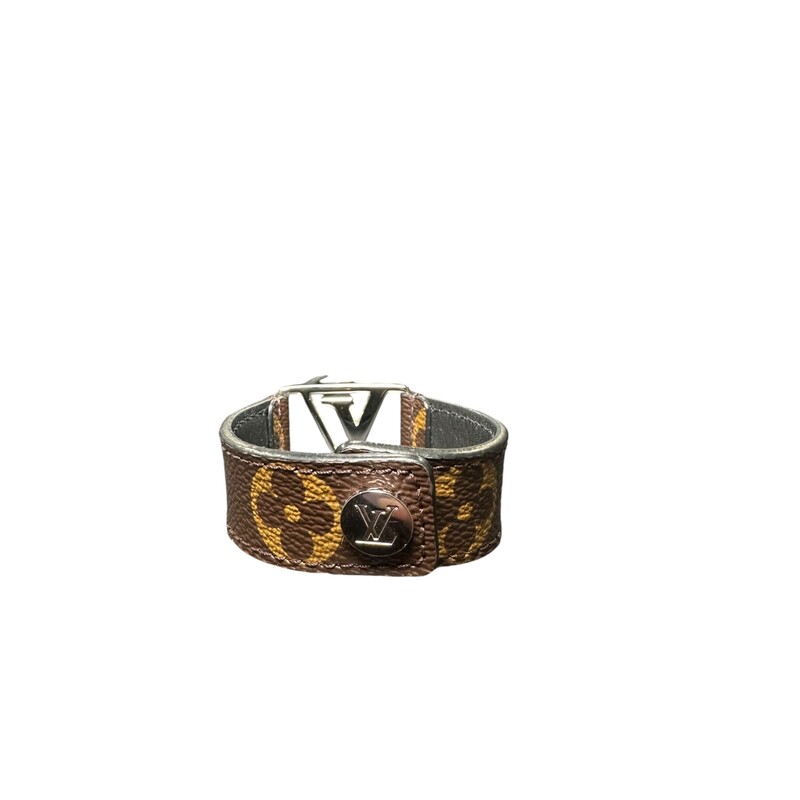 Inspired by the Hockenheim signature from our shoes collection, this wide, masculine bracelet's LV initials have been reworked inside a frame for a modern look. It is available in timeless colors that can be worn with any tone or outfit.<br />
<br />
7.5 inches<br />
Length