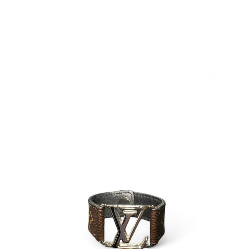 Inspired by the Hockenheim signature from our shoes collection, this wide, masculine bracelet's LV initials have been reworked inside a frame for a modern look. It is available in timeless colors that can be worn with any tone or outfit.

7.5 inches
Length