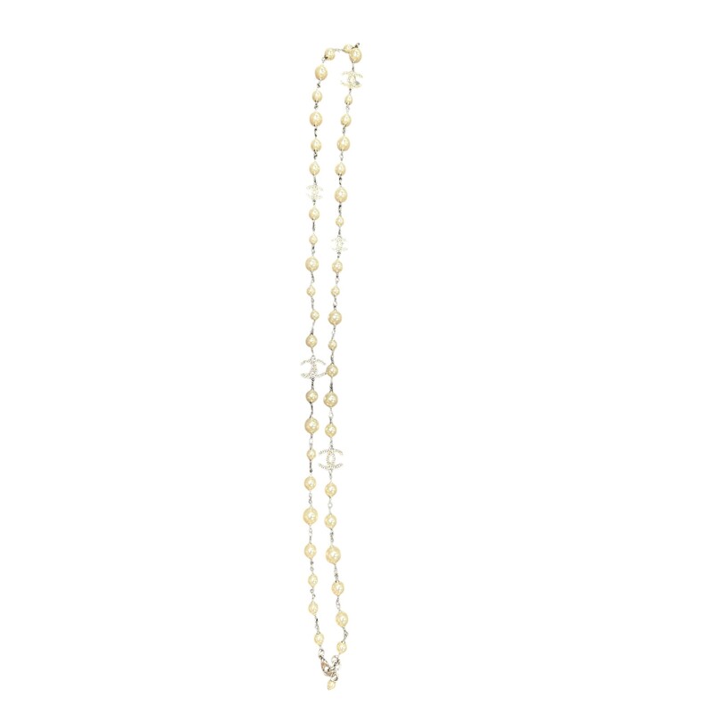 CHANEL Graduated Pearl Crystal CC Long Necklace in Silver. This piece is a long strand of various-sized faux pearls separated by silver-toned links and silver set Chanel CC logos encrusted with crystals.
*Some yellowing of stones
Code: O9 P

Length: 41 in
Width: 0.75 in

Comes with dust bag and box