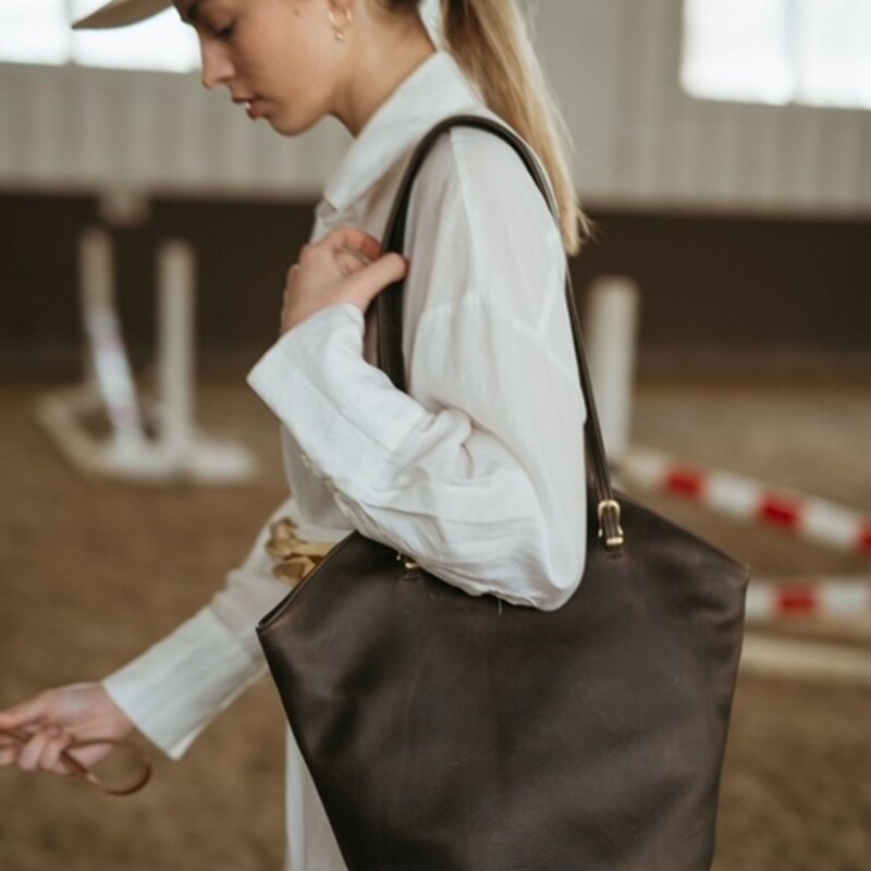 Fount Eloise Tote Bag<br />
Black Peppercorn Size: 16 x 14H<br />
Original box, dust bag, and receipt included<br />
DISCONTINUED