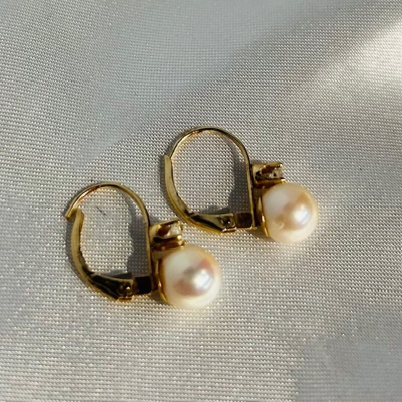 14k Pearl Huggie Earrings
Gold White Size: 1L