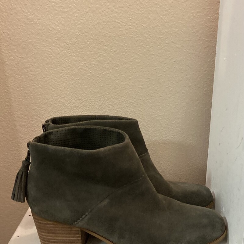 Green Suede Bootie
Green
Size: 9 1/2