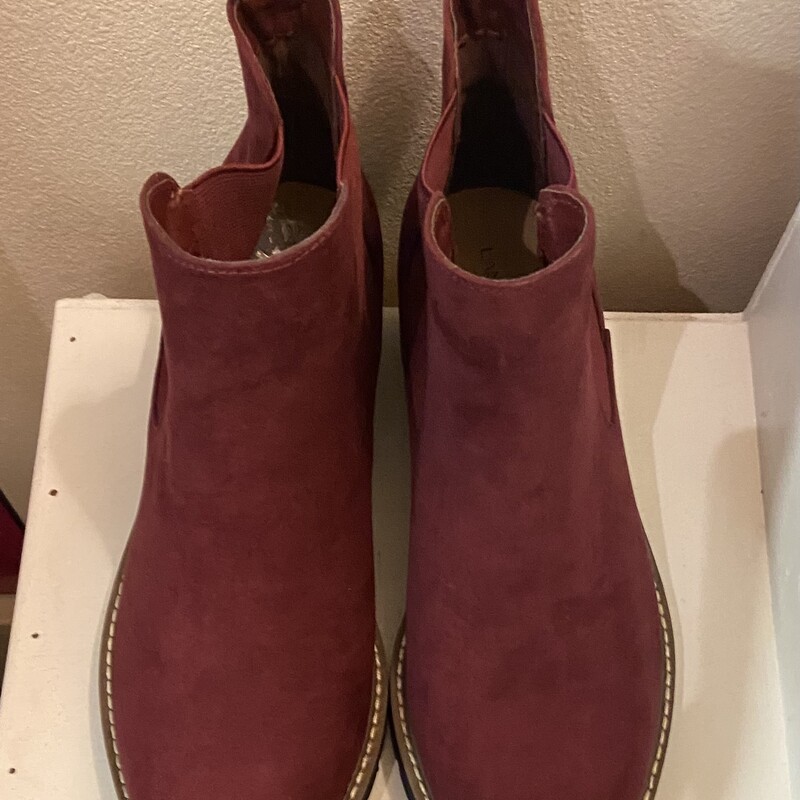 NWT Maroon Ankle Boot<br />
Maroon<br />
Size: 10