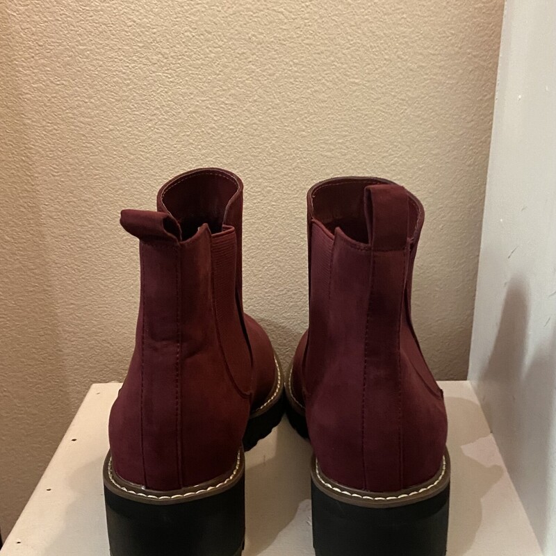 NWT Maroon Ankle Boot<br />
Maroon<br />
Size: 10