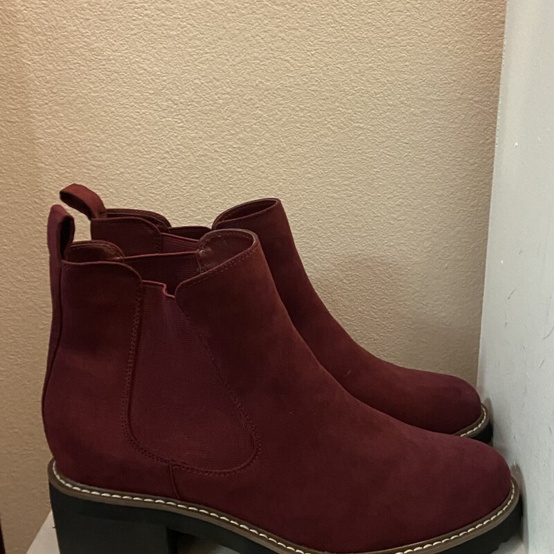 NWT Maroon Ankle Boot<br />
Maroon<br />
Size: 10