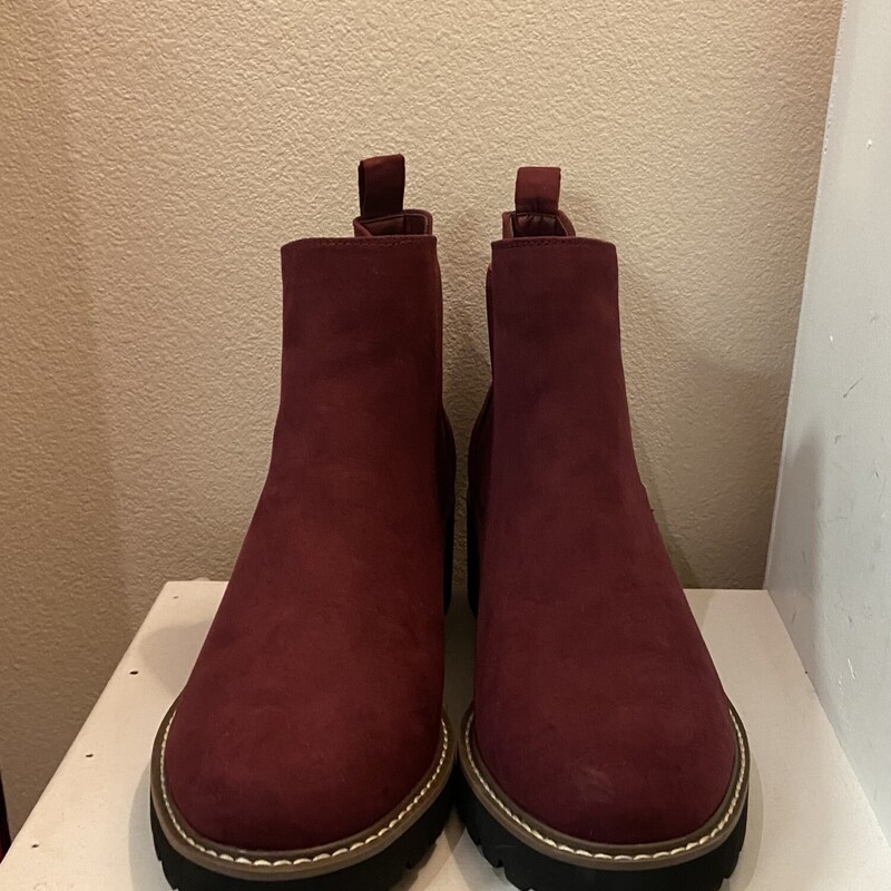 NWT Maroon Ankle Boot<br />
Maroon<br />
Size: 10