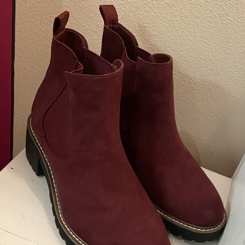 NWT Maroon Ankle Boot<br />
Maroon<br />
Size: 10